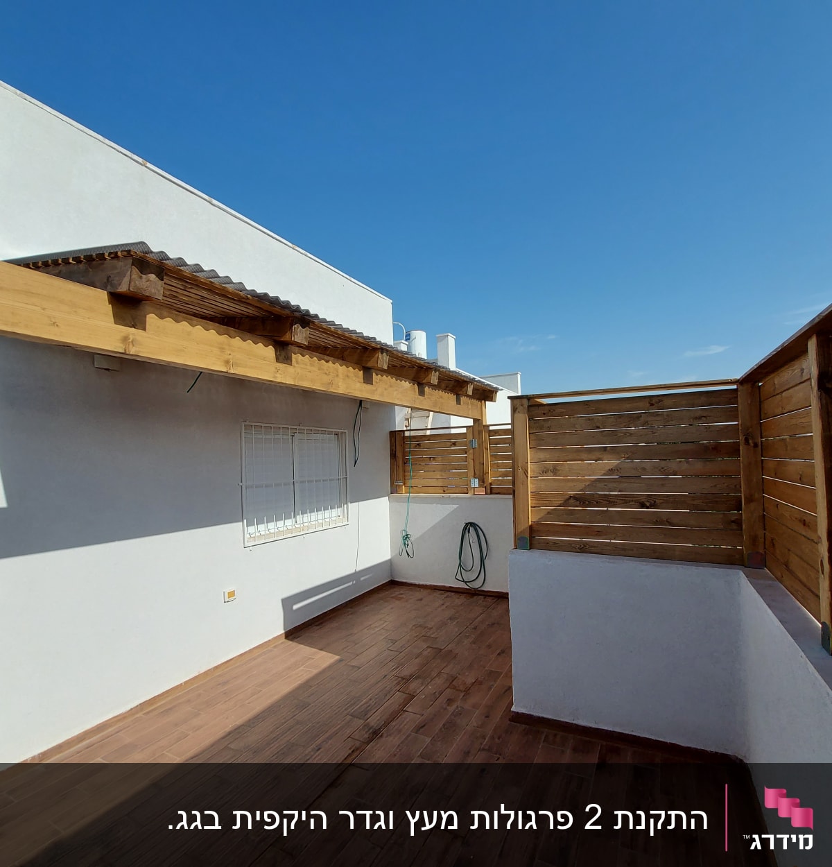 פרגולה מעץ על מרפסת עם רצפת עץ